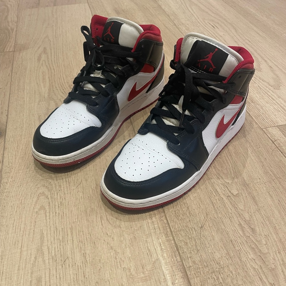 Nike Air Jordan 1 mid GS size 6.5Y